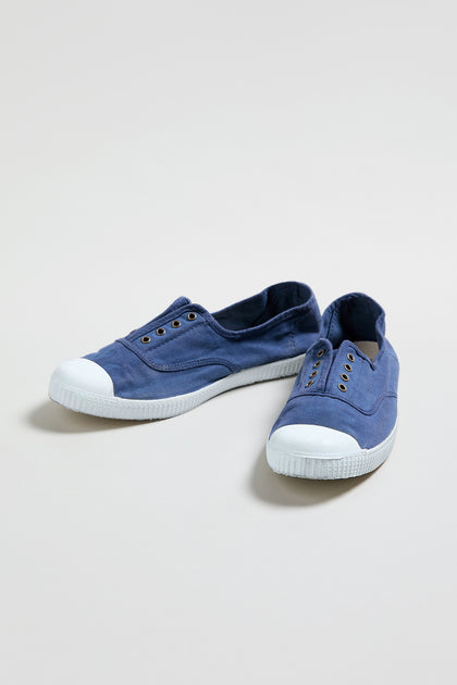 A pair of Inglesa Navy Pumps canvas slip-on sneakers with white rubber toe caps and soles, displayed on a plain light background.